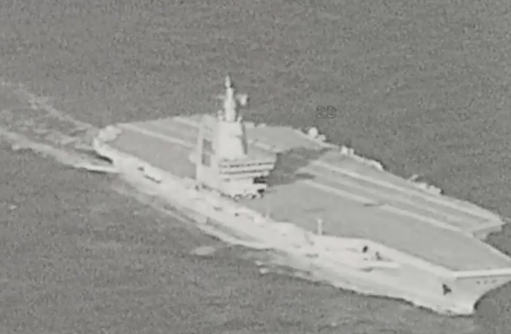 福建艦首次穿航台海，島上偵察機拍下現場照片 - 