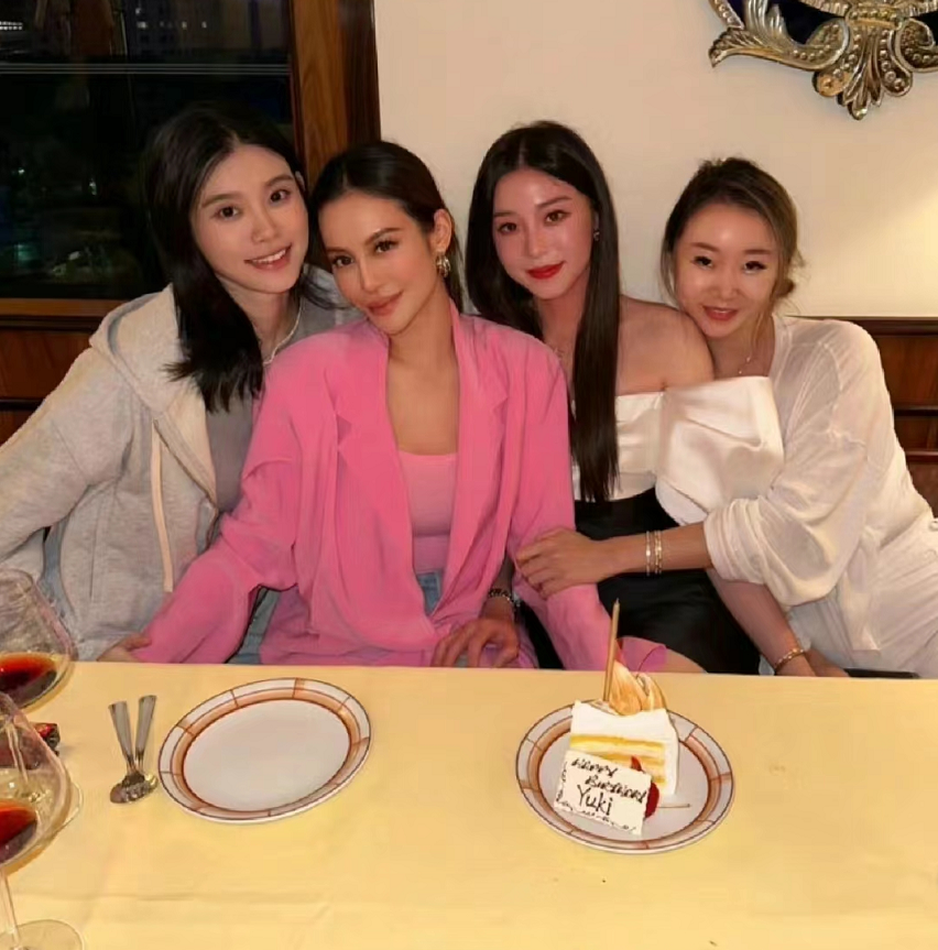 奚梦瑶成功融入香港名媛圈!与百亿豪门千金聚会,喝到脸红很尽兴