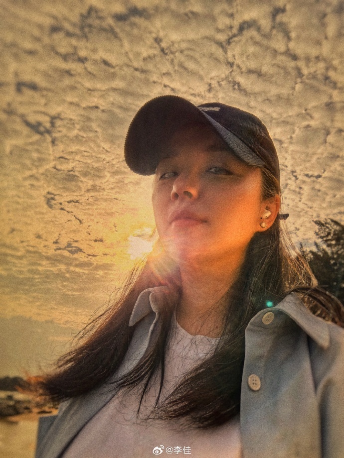 另外两张美照里,李佳将一会儿将帽子反戴耍酷,一会儿又微微仰头摆pose