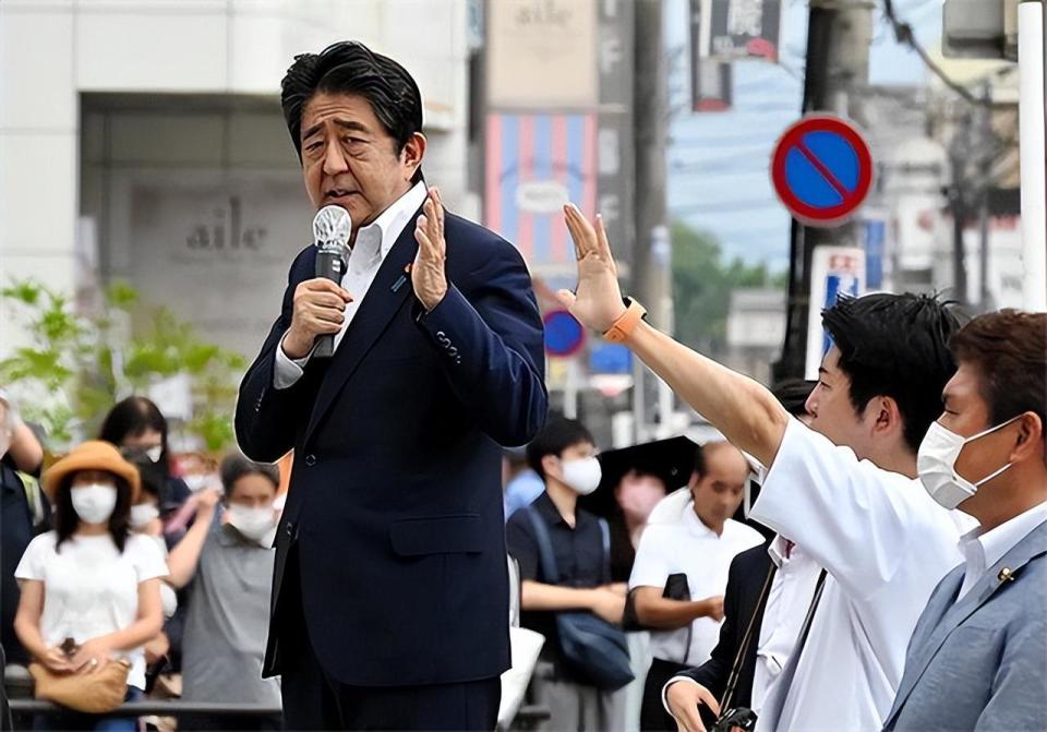 日本安倍晋三墓地:简陋普通,墓碑只刻着五个字,全都是中国汉字_腾讯新