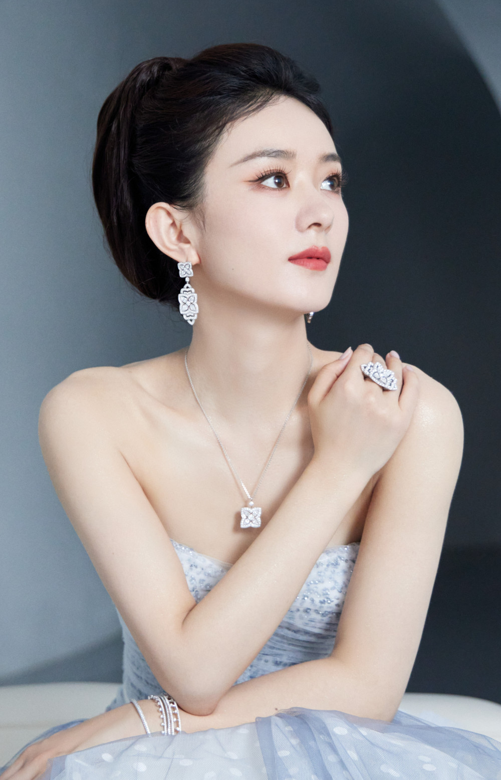 芭莎明星礼服谁赢了赵丽颖高定配百万珠宝唐嫣乱改裙子失美感