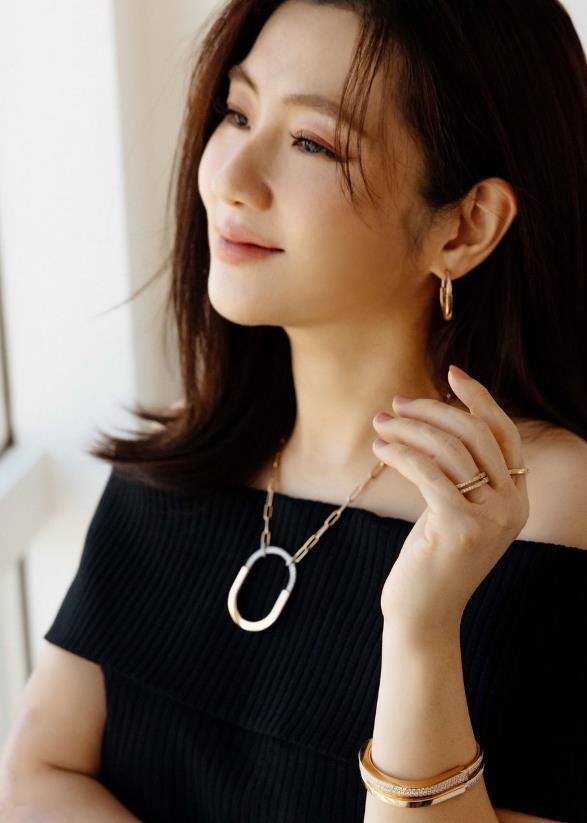 任家萱晒母子亲子装合照,小腰果露正脸,胖嘟嘟被养的超好