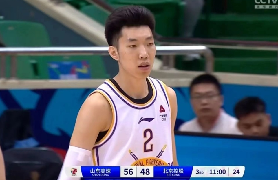 邹雨宸和刘晓宇内外开花,孟子凯中投命中,北控男篮打出一波7-2反超