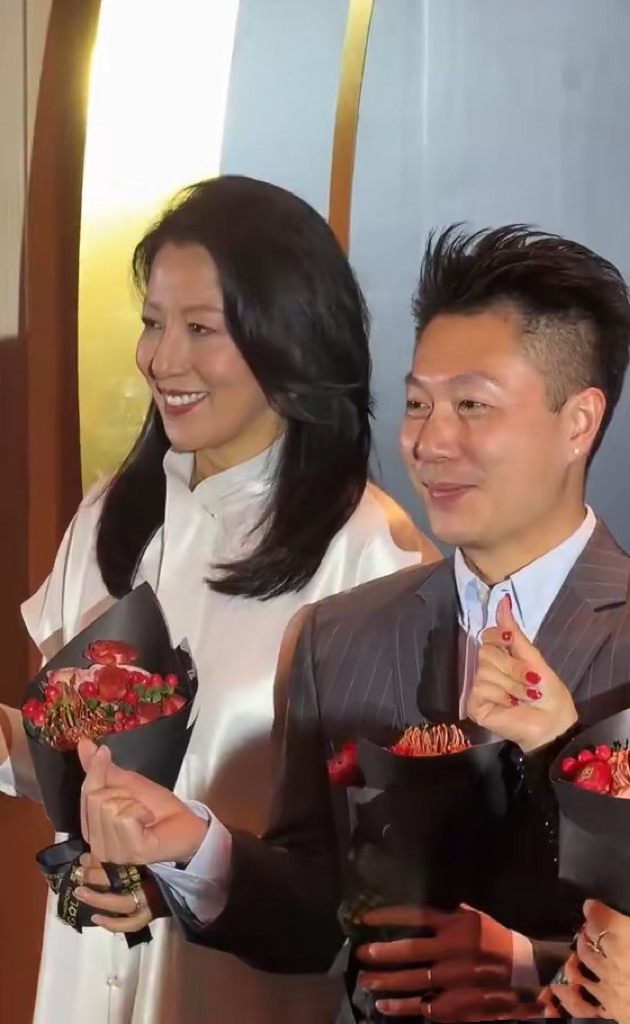 霍家辦體育基金晚宴，郭晶晶挨着李寧站C位，她穿黑色連衣裙很大氣 - 