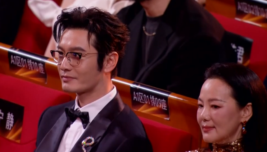 金雞獎頒獎名場面！宋佳二封詠梅失落，易烊千璽拿獎張藝謀樂開花 - 