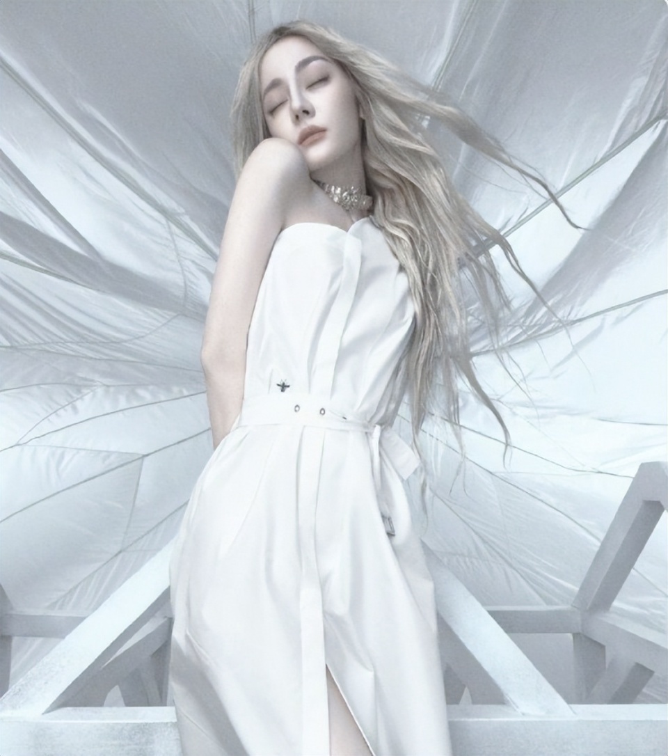 迪丽热巴时装三月刊造型火上热搜,简直是异世白精灵,美得震撼