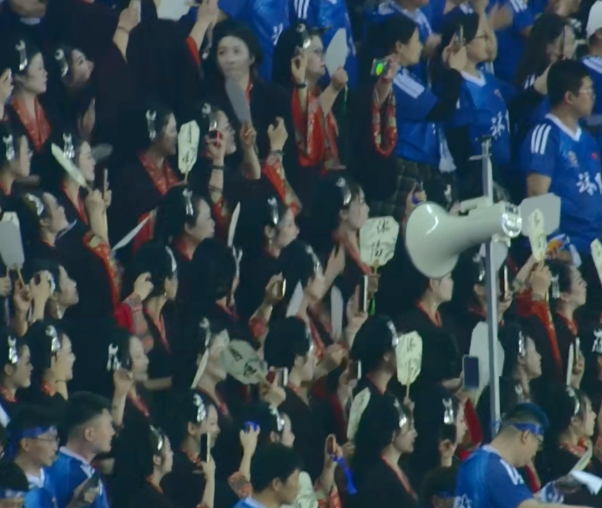 霸王歸來！項羽扮演者何潤東亮相宿遷主場，與球迷熱烈互動 - 