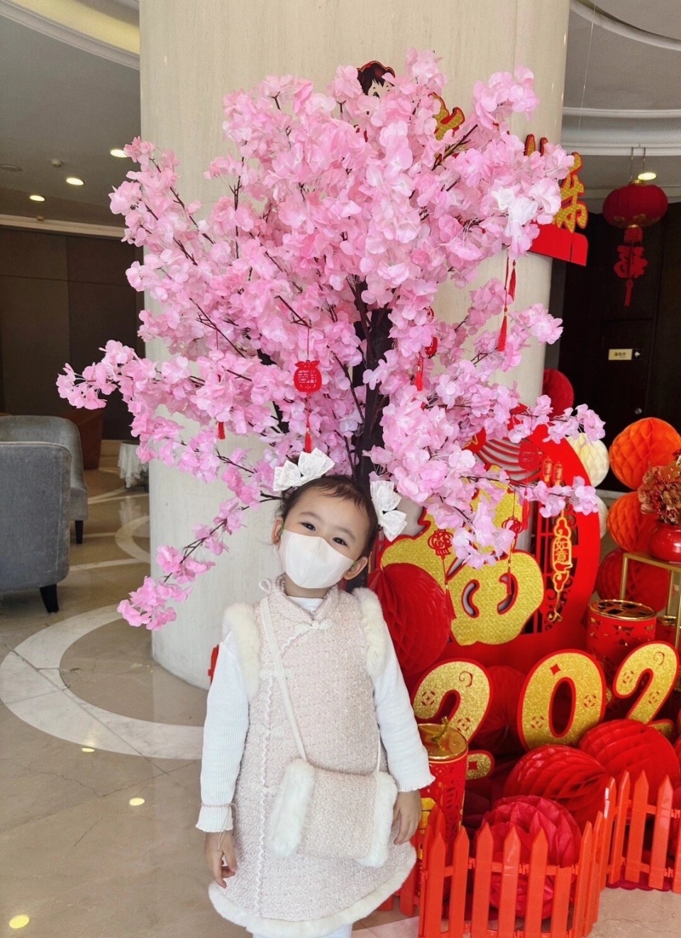 张馨月晒过年全家福,林峯状态显疲惫,女儿luna古灵精怪好可爱