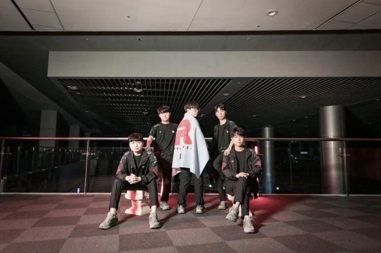 knight开局见369亮弱爆质问：什么情况？主持Sjokz：因心理健康问题缺席LEC夏季赛；LCK薪资曝光：Faker独一档_腾讯新闻