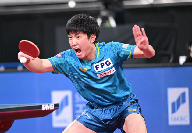 张本智和13大逆转挽救8个赛点夺得日锦赛冠军教练抱起他庆祝