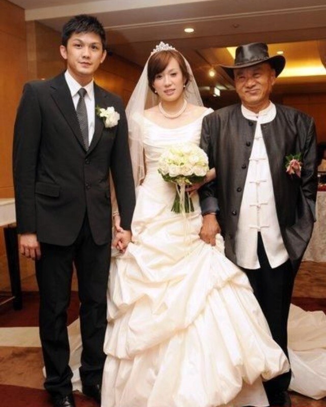 凌峰时隔十年重回北京微笑挥手感慨良多与嫩妻贺顺顺已无联系