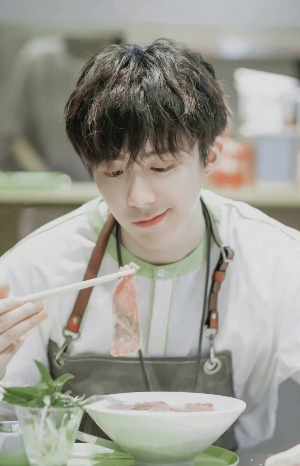 刘宇宁霸气承认刚到法定年龄就结婚,三段恋情均因没钱被女方抛弃_腾讯