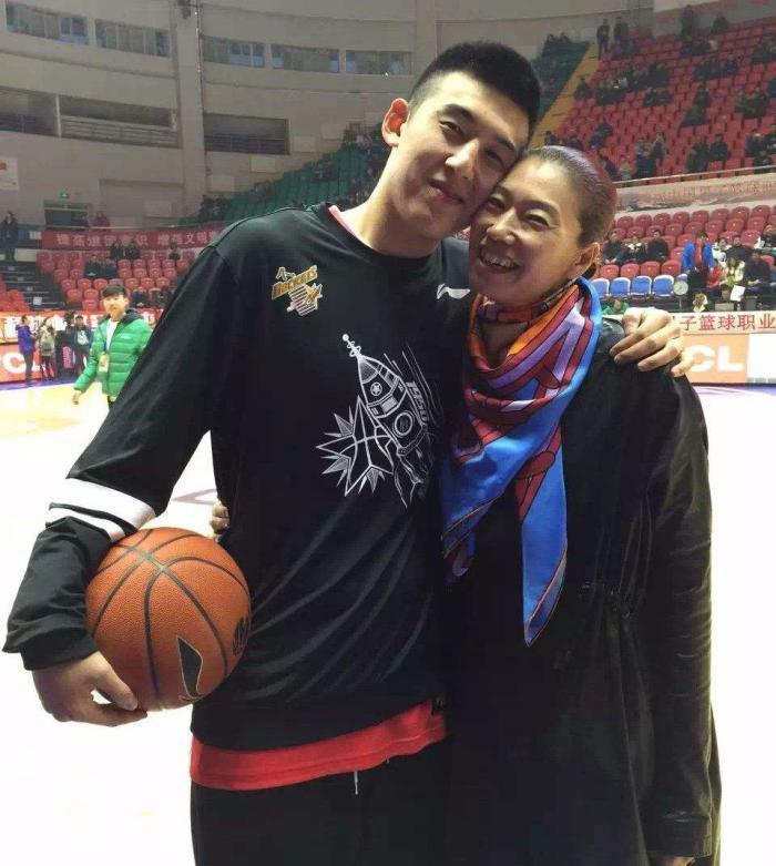 付豪妈妈展淑萍,是中国女篮名宿,92年奥运会银牌成员.
