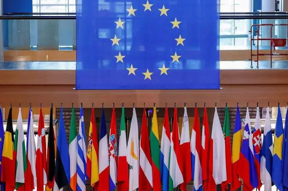 欧盟旗帜和成员国国旗随后,北约国家内就响起了"核震慑"的声音,同时