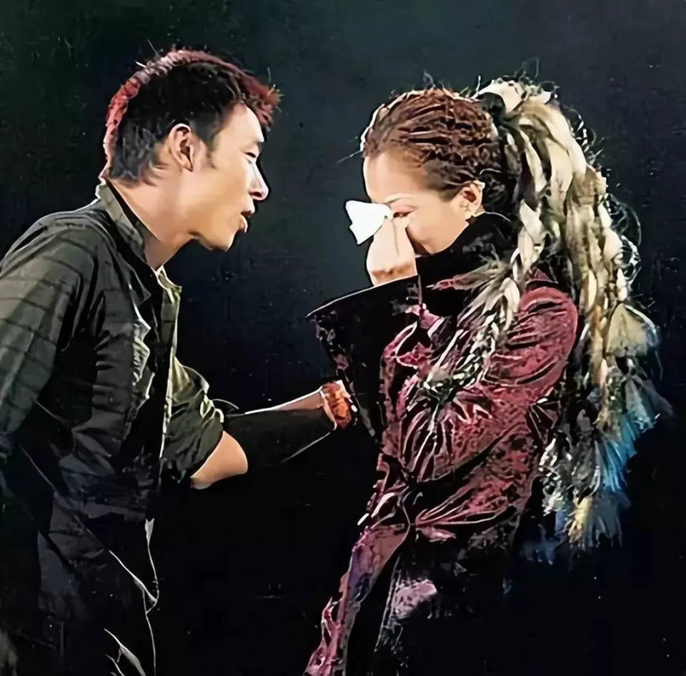 对许志安执迷不悔?瘦到脱相的郑秀文让女人清醒:爱情经不起考验