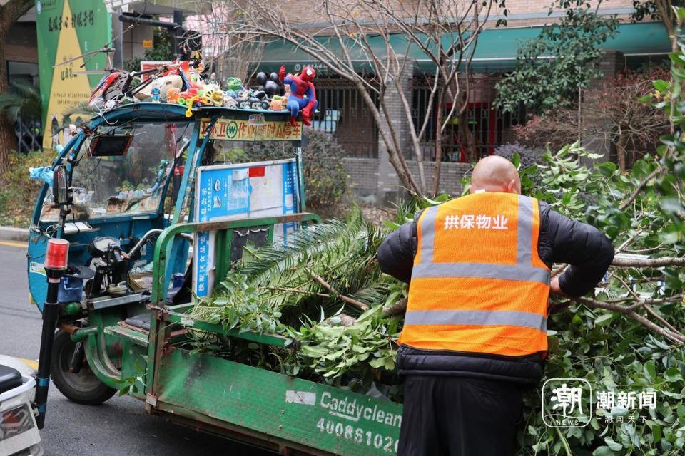 杭州和睦新村有辆被玩具装点的环卫车，背后藏着一位51岁大叔的童趣