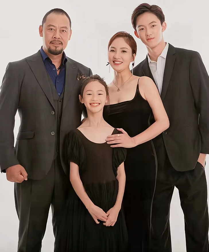 晋松晒全家福庆结婚17周年!