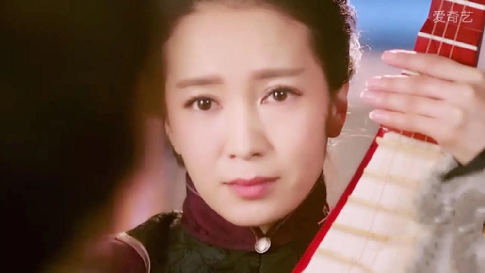 让人倍感讽刺也十分动容;《灵魂摆渡2》里的学校宿管琴姐和民国歌女挽