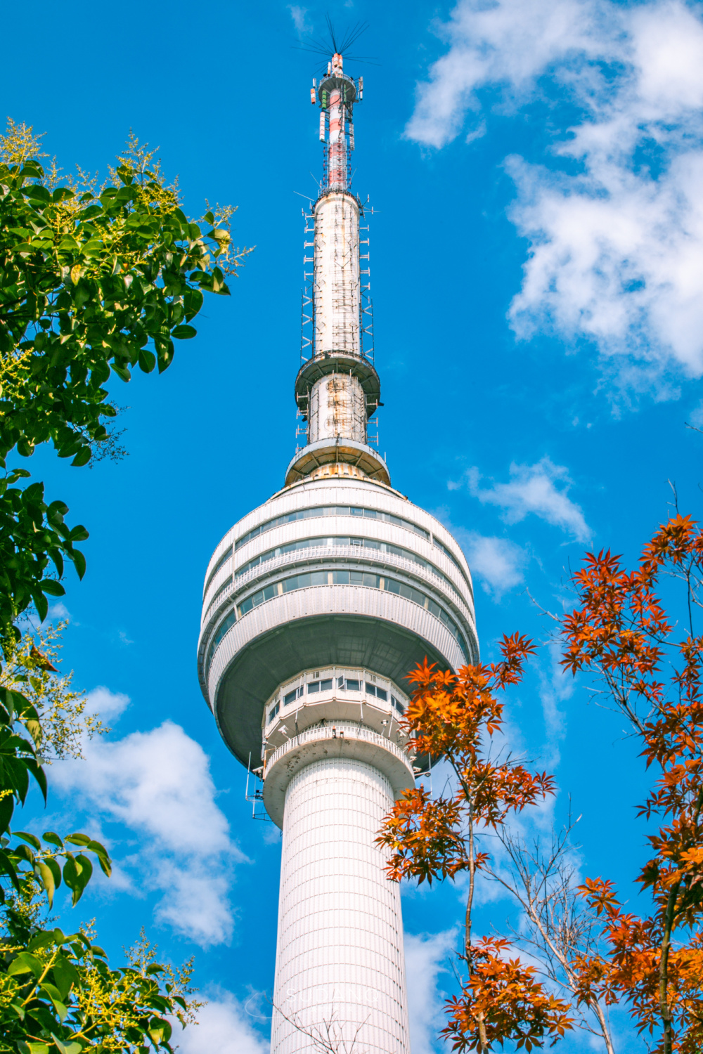 身后则是"天下知音第一台"——古琴台