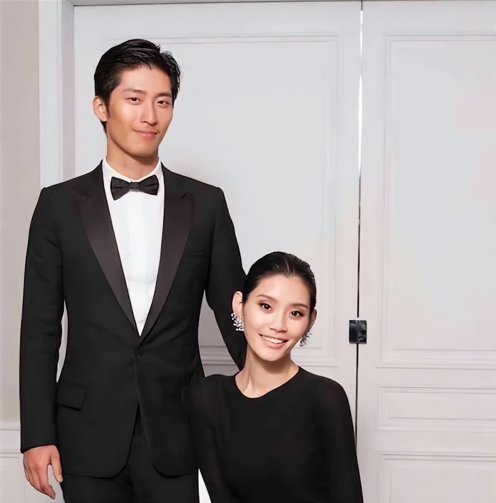 在窦骁何超莲的大喜之日,奚梦瑶这个嫂子被拖出来传绯闻,场面实在是很