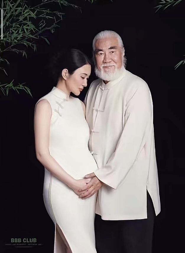 73岁张纪中陪孕妻拍写真,扎丸子头超显年轻,温柔亲吻老婆好宠溺