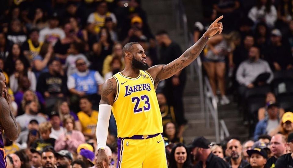 为了得到新秀詹姆斯nba各大球鞋品牌都付出了多大代价