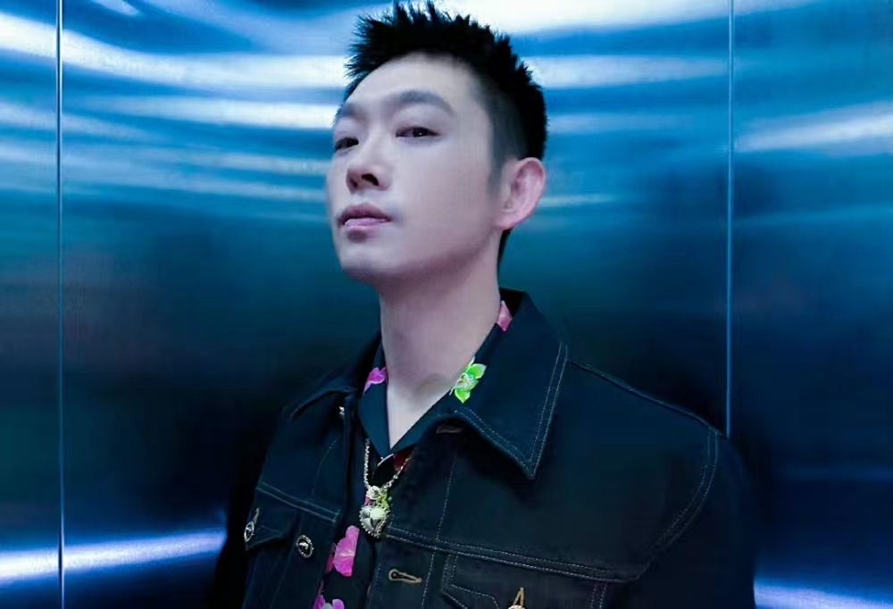 陈伟霆,王祖蓝等明星,以及各种博主都在"左边跟我一起画个龙,右边画一