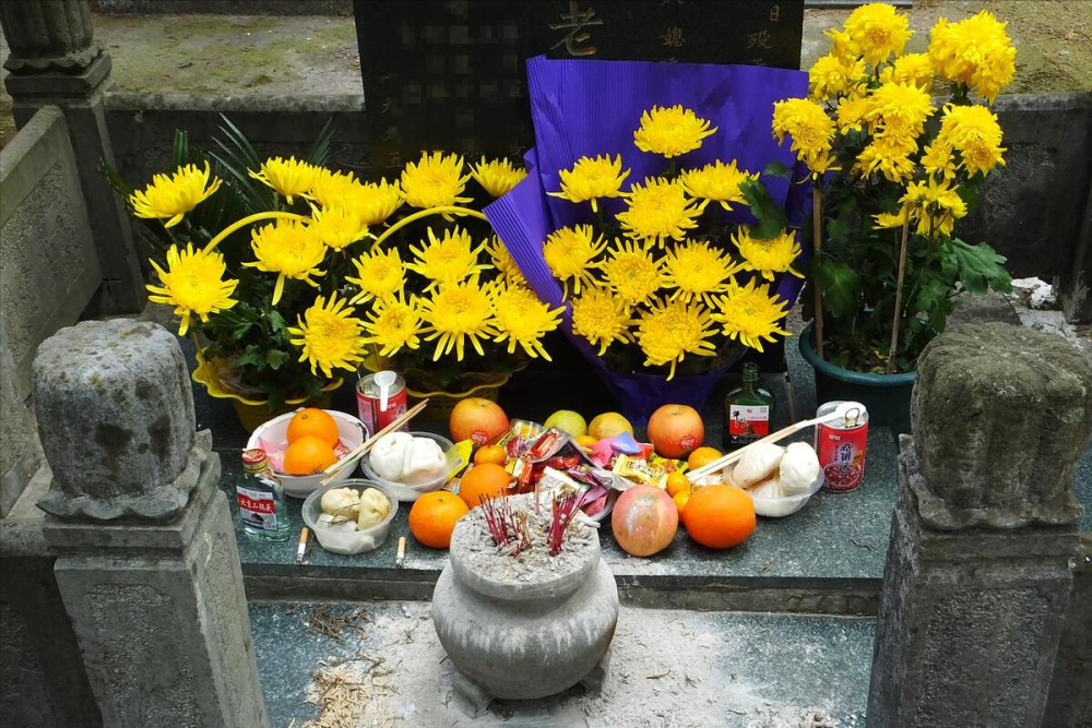 "饿死不吃坟前供",清明节上坟,祭祀完供品能吃掉吗?答案来了