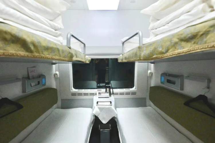 有一个小细节是,卧铺衣架由