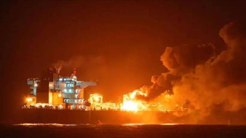 伊朗船只在红海爆炸图片