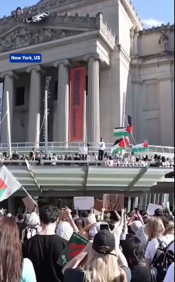 纽约一博物馆"沦陷",示威者爬上屋顶抗议以色列,警察被打惨了