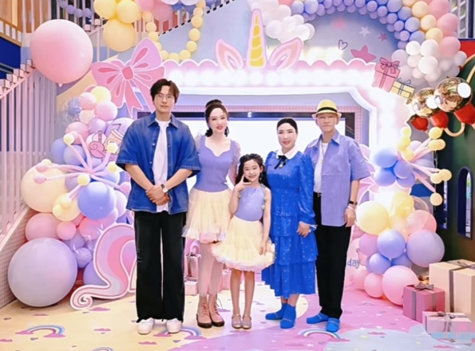 董璇为8岁女儿小酒窝庆生,邀前夫拍全家福,与高云翔和谐同框超大度