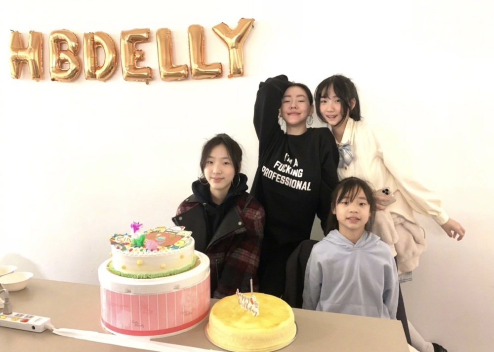 小S参加二女儿毕业聚会，Lily穿露肩裙女神范儿十足，母女同框似姐妹(小s女儿有多大)