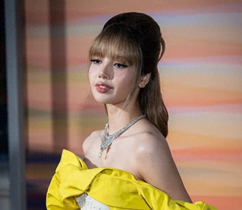 看了刘亦菲、赵露思和Lisa，才知道网红脸和明星脸的差距有多大_腾讯新闻