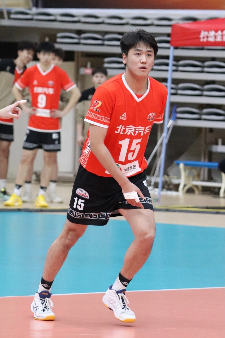 中国男排清华学子胡朕卓担任成都大运会开幕式旗手