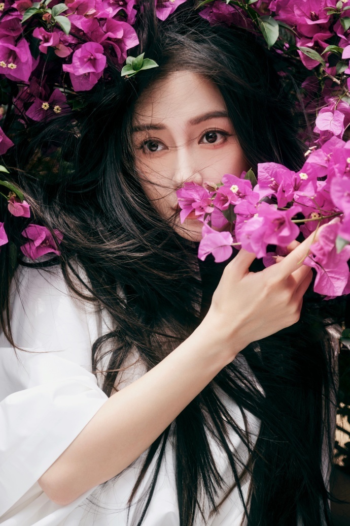 杨颖端午节写真曝光,穿粉色古装吹长笛,天生丽质美出新高度