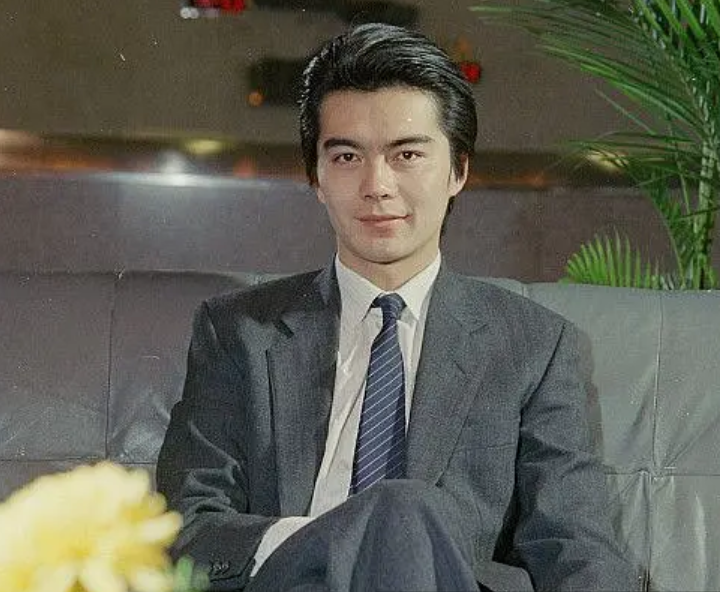 何晴儿子中戏毕业！22岁高大帅气，许亚军携4婚妻子参加毕业礼-何晴和许亚军