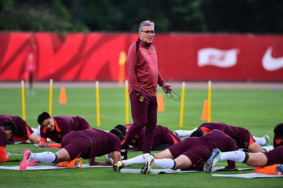 武磊今日归队,国足伤兵逐渐康复开始有球训练,主帅伊万终于有了盼头