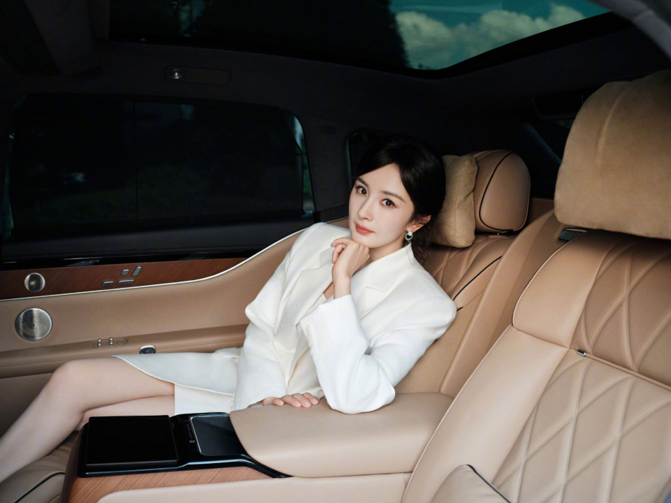 杨幂又美上热搜,西装小短裙超a,转型成功后或将再迎事业腾飞!