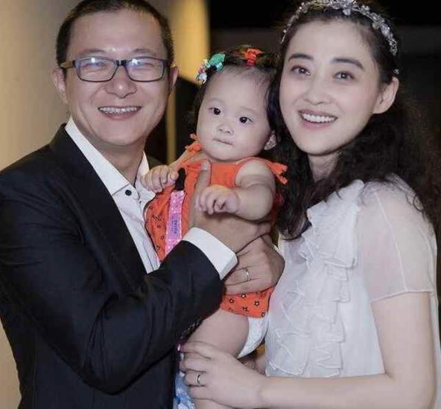 当年梅婷怀二胎快要产子的时候,曾剑正好要去一些重要场合领奖,但他