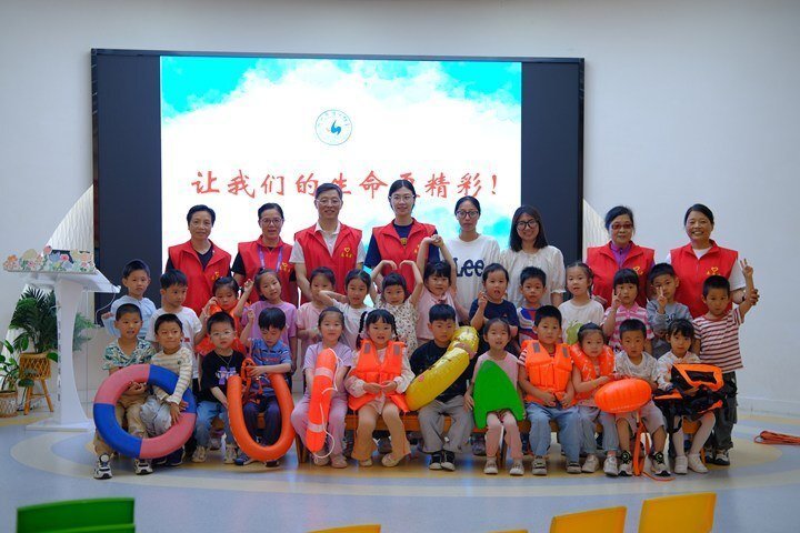 杭州市游泳协会志愿队走进万家星城幼儿园,防溺水安全宣讲打动了孩子