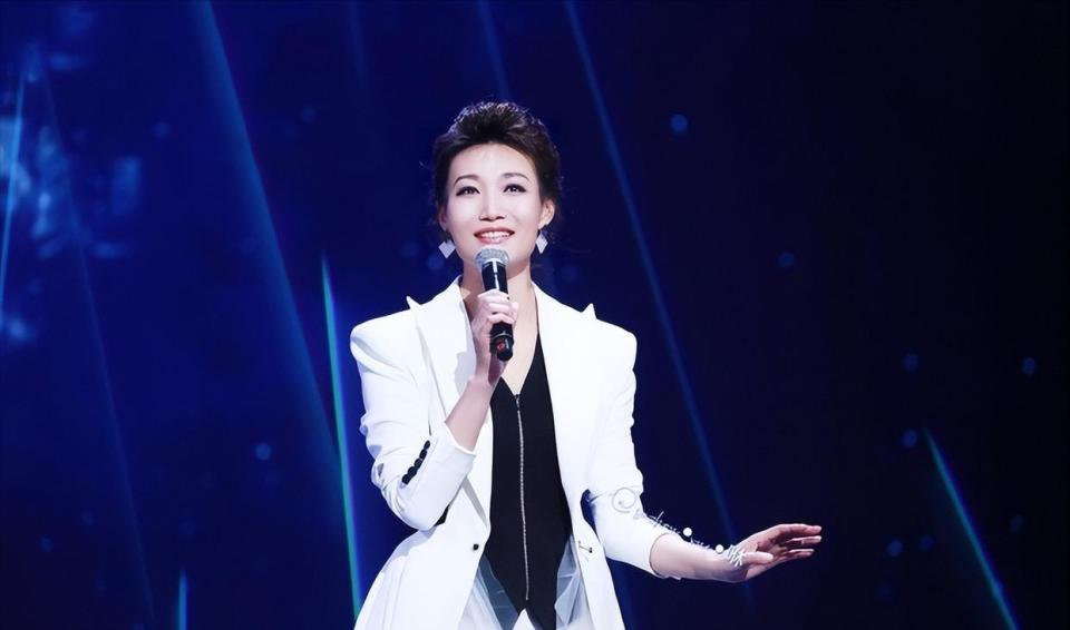 李梓萌的婚姻大事也让身边的朋友们格外上心,月亮姐姐,尼格买提,康辉