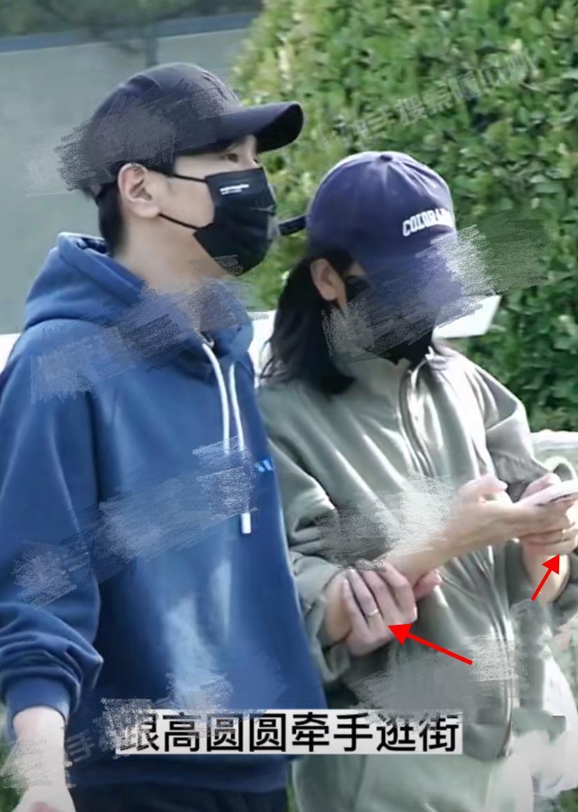 赵又廷高圆圆牵手逛街获老婆投喂美食好甜蜜婚戒不离手超幸福