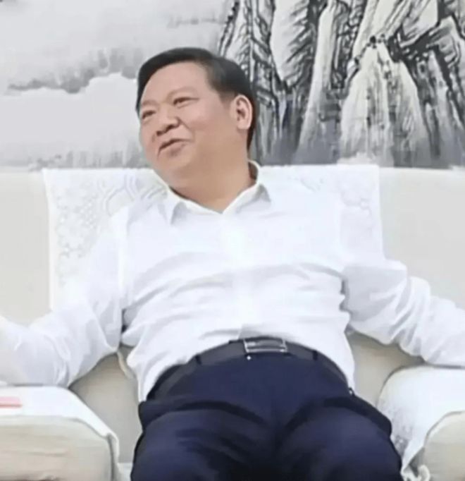 驻马店领导与施一公院士交谈的坐姿,让大众有意见了