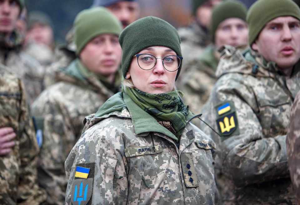 乌克兰前线数万女兵缺乏专用制服，不合身的男装阻碍了她们的战场表现