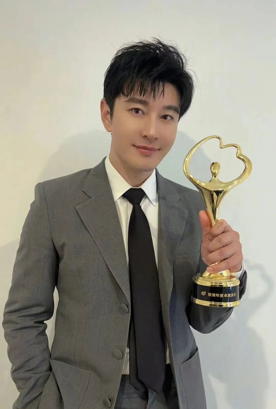 黄晓明假发尴尬,刘涛牙齿变蓝,明星身上还有什么是真的?