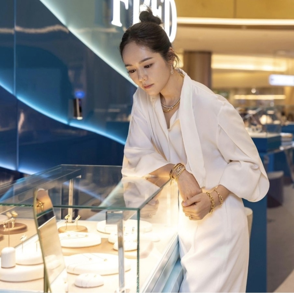 韩佳人惊艳亮相珠宝现场,尽显优雅气质