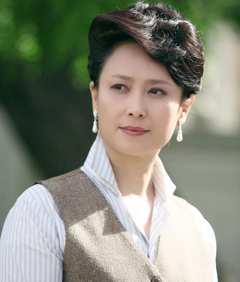 90年代爆红的美女明星左翎,带女儿再婚获幸福,60岁越活越漂亮