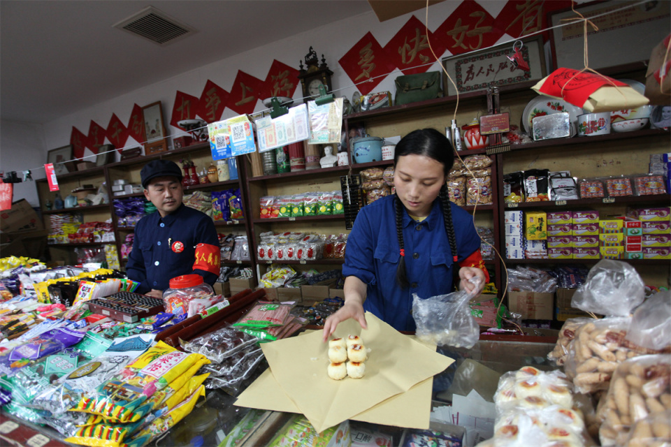 90后小夫妻西安钟楼旁开供销社,让顾客秒入80年代,激活怀旧消费