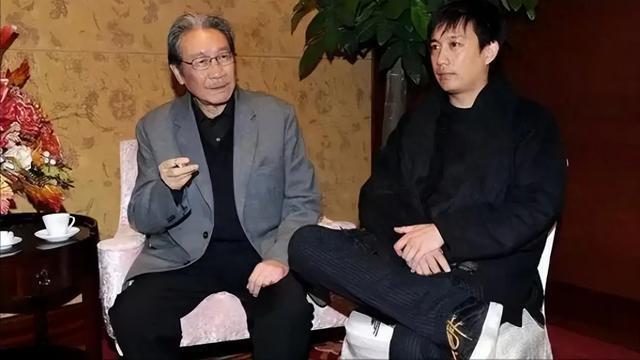 他出生于演艺世家,父亲黄小立是国家一级演员,50年代就考入中戏,后来